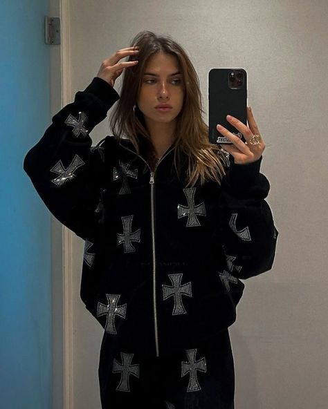 Unknown London, Fits Comfy, Outfit Poses, Rhinestone Hoodie, Clothing Size Chart, Womens Clothing Sizes, Outfit Inspirationen, Hoodie Print, Denim Women