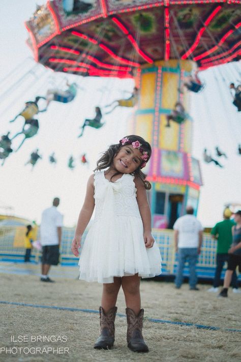 Carnival Photo Shoots, Fair Carnival, Fair Pictures, Birthday Carnival, Carnival Birthday Party, Fair Photography, Carnival Themed Party, Future Photos, Family Pic