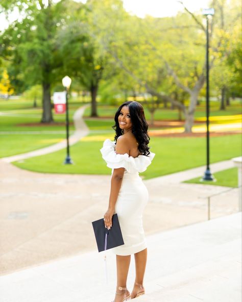 Poses For Graduation, Poses For Graduation Photos, Graduation Ceremony Outfit, Graduation Outfit College, Graduation Pose, Graduation Dress College, Nursing Graduation Pictures, College Graduation Photoshoot, College Graduation Pictures Poses