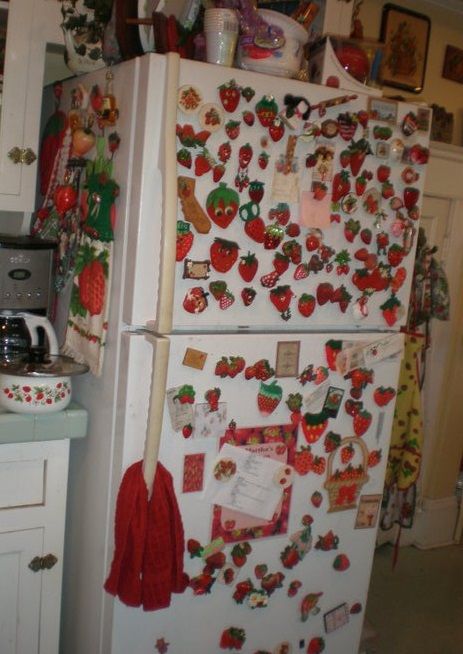 Strawberry Fridge Magnets, Apartment Crafts Diy, Red Cottagecore Bedroom, Cottagecore Fridge, Fridge With Magnets Aesthetic, Strawberry Aesthetic Room, Lovecore Kitchen, Strawberry Living Room, Uo X Pinterest