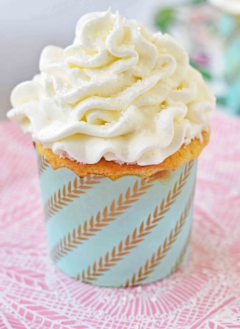 Best Vanilla Cupcakes Recipe. How to make soft and moist vanilla cupcakes. Homemade Vanilla Cupcakes with Vanilla Buttercream Frosting. www.modernhoney.com Best Vanilla Cupcakes, Best Vanilla Cupcake Recipe, East Dessert Recipes, Homemade Vanilla Cupcakes, Vanilla Cupcakes Recipe, Moist Vanilla Cupcakes, Cupcakes Homemade, Pudding Cupcakes, Modern Honey