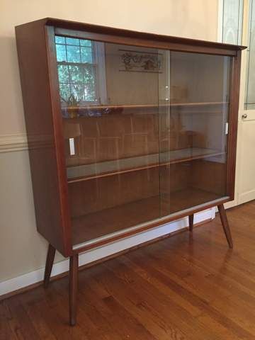 This Mid Century Modern Walnut Display Cabinet from the Profile Collection by Jon Van Koert for Drexel features two frosted glass interior shelves, an interior light, and a provocative … Mid Century Curio Cabinet, Mcm Display Cabinet, Mid Century Display Cabinet, Living Room 60s, Mcm Cabinet, Bar Cupboard, Glass China Cabinet, Interior Lamp, Interior Shelves