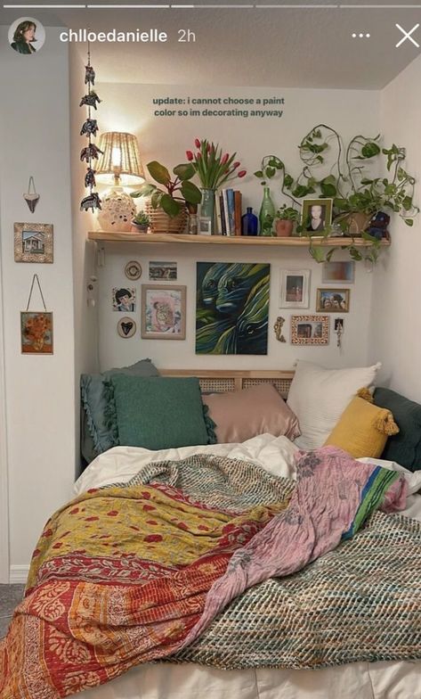 Clean Maximalist Bedroom, Boho Gaming Room, Dorm Room Designs Boho, Granola Room Aesthetic, Playhouse Renovation, Aesthetic Dorms, Eclectic Dorm Room, Granola Dorm Room, Dorm Inspo Cozy