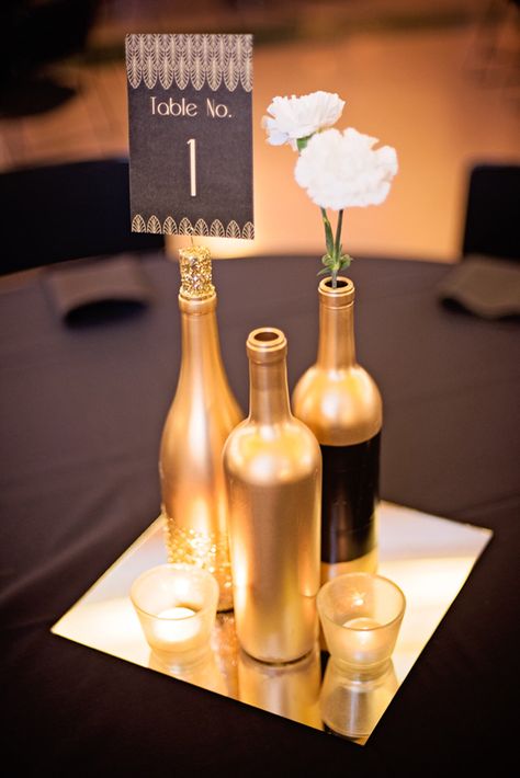 29 Luxurious Black And Gold Wedding Ideas – Elegantweddinginvites.com Blog Black And Gold Centerpieces, Glitter Wine Bottles, Wine Bottle Centerpieces, Bottle Centerpieces, Gold Centerpieces, Gatsby Theme, Outfit 2020, Wedding Bottles, Wedding Floral Centerpieces