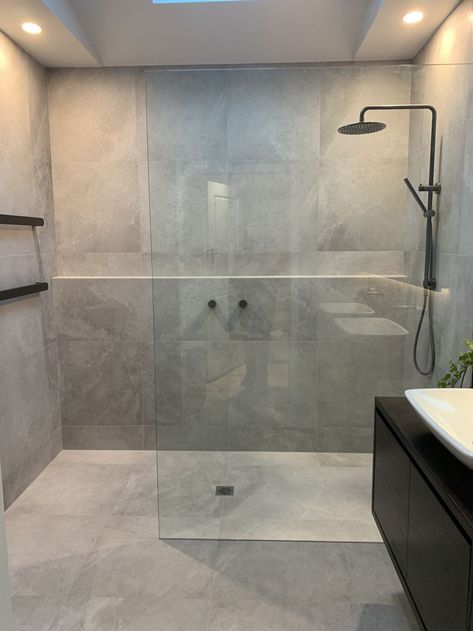 Bathroom Interior Grey Tiles, Big Tiles Shower Ideas, Small Bathroom With Big Tiles, Big Grey Tiles Bathroom, Big Shower Bathroom, Small Bathroom Grey Tiles, Ensuite Bathroom Tile Ideas, Bathroom Decor Grey Tiles, Grey Ensuite Bathroom Ideas