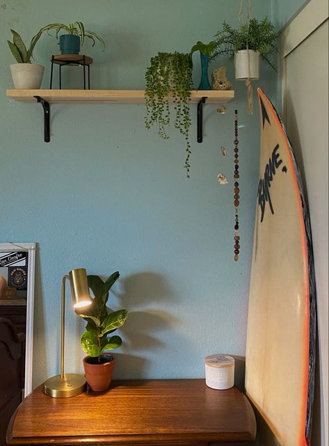 Cozy Surfer Bedroom, Sea Aesthetic Room, Hawaii Room Aesthetic, Surfer Bedroom Ideas, Surf Bedroom, Surfer Room, Surf Room Decor, Deco Surf, Beachy Room Decor