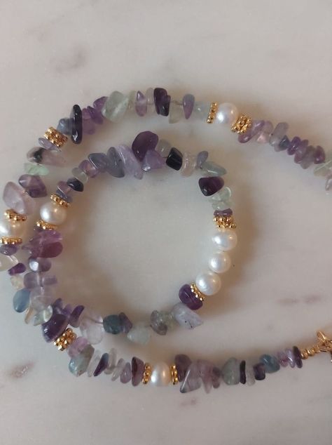 Fluorite Necklace Handmade, Chip Beads Ideas, Crystal Bead Necklace Ideas, Crystal Chips Necklace, Crystal Bead Necklace Diy, Natural Stone Beaded Necklace, Stone Chip Jewelry, Crystal Chip Jewelry, Gemstone Chips Jewelry