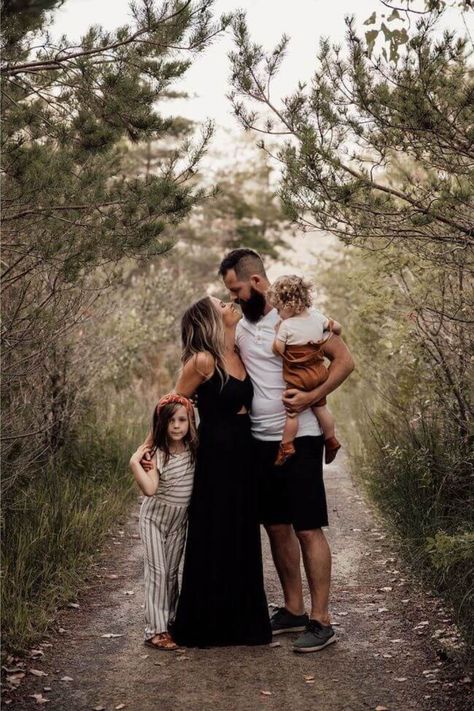 Outdoor Fall Photoshoot Family Pictures, Family Fall Poses, Family Photoshoot Of Four, Family Outside Photoshoot, Family Photos Park, Family Park Photoshoot, Holiday Photoshoot Family, Fall Photoshoot Outfits Family, Park Family Photoshoot