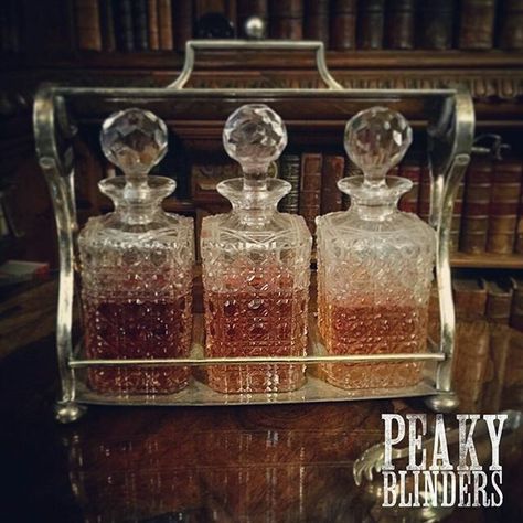 Peaky Blinders Interior, Peaky Blinders House Interior, Peaky Blinders Home Decor, Peaky Blinders Office, Peaky Blinders Bar Ideas, Peaky Blinders Home Aesthetic, Peaky Blinders Decor, Peaky Blinders Party Decorations, Peaky Blinders Wedding