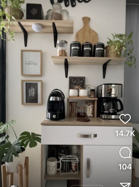 Koffie Stations, Coffee Bar Ideas Station Small, Instagram Story Coffee, Coffee Bar In Kitchen, Bar In Kitchen, Cofee Bar, Coffee Instagram Story, Kaffe Bar, Story Coffee