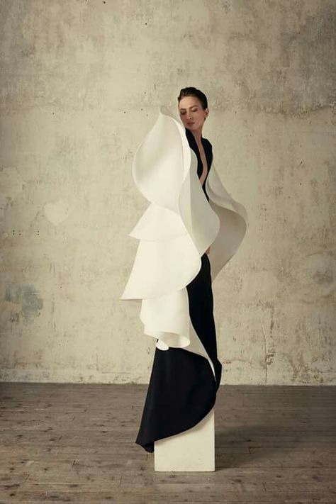 Fashion Design Inspiration, Haute Couture Paris, Sculptural Fashion, Collection Couture, Valentino Couture, White Chic, Stephane Rolland, Couture Mode, Celebrity Lifestyle