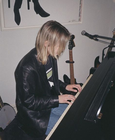 Amber Bain, Japanese House, Girl Crush, Outfits Aesthetic, Amber, Music Artists, Hair Inspiration, Hair Cuts