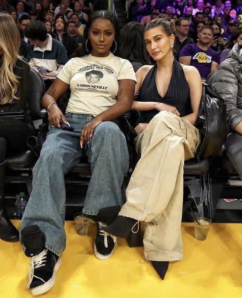 Hailey Bieber Basketball Game, Nba Wife Aesthetic, Justine Skye Style, Nba Game Outfit, Basketball Wife Aesthetic, Basketball Game Outfit Women, Aaron Neville, Basketball Game Outfit, Hailey Bieber Outfits