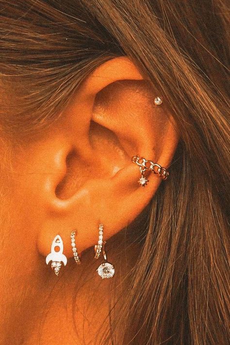 Cute Piercing Set Up, 3 Ear Piercings Ideas, Ušný Piercing, Piercings Oor, Piercing Face, Skirt Labuh, Unique Ear Piercings, Ear Peircings, Piercing Inspo