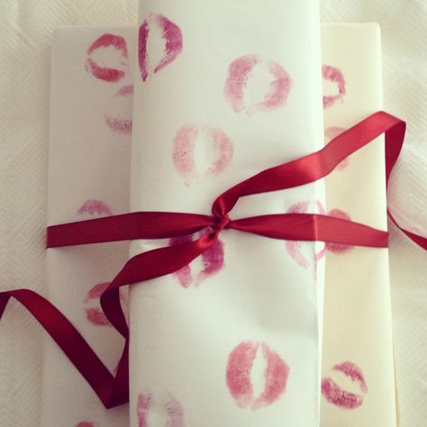 Valentines kisses wrapping paper Diy Valentines Wrapping Paper, Valentine’s Day Wrapping Ideas, Valentines Wrapping, Valentines Day Wrapping, Valentines Shoot, Valentines Gift Wrap, Red Lipstick Kisses, Thesis Inspiration, Valentine Day Kiss