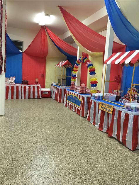 Carnival birthday in garage Carnival Office Party, Circus Theme Work Party, Carnival Theme School Event, College Carnival Ideas, School Carnival Decoration Ideas, Indoor Carnival Decorations, Carnival Bday Party Ideas, Diy Carnival Photo Booth, Carnival Backdrop Ideas