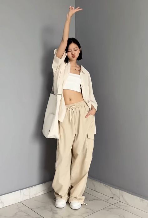 Tote bag, Cargo pants, combo Creme Color Outfit, Cast Photoshoot, It Girl Fashion, Concert Ideas, Color Outfits, Creme Color, Brown Outfit, Blue Outfit, It Girl