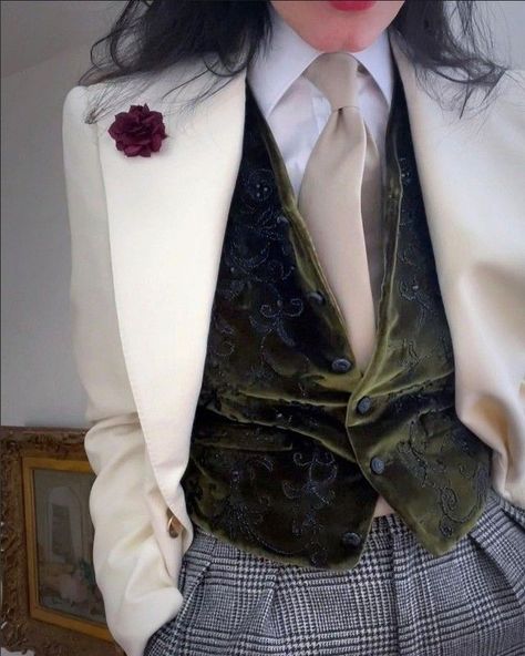 Woman Dressed As Man, Women’s Suits For Prom, Beautiful Suits For Women, Unisex Prom Outfits, Neck Tie Outfits For Women, Victorian Aesthetic Outfit, Suit Corset Outfit, Formal Christmas Party Outfit, Unique Suits