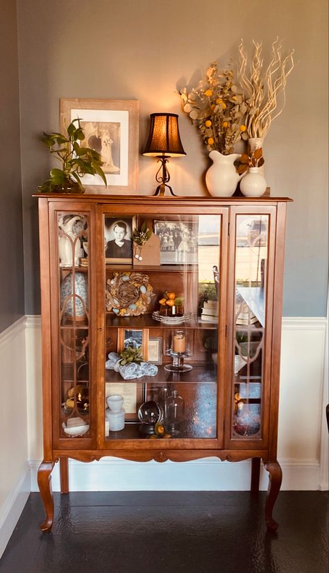 Dining Room Decor China Cabinet, How To Decorate A Cabinet Shelves, Curio Cabinet Living Room Decor, Top Of Display Cabinet Decor, Antique Cabinet Decor, Antique Display Cabinet Ideas, Boho Curio Cabinet, Curio Cabinet In Dining Room, Modern Ways To Display China