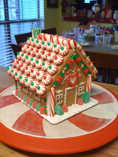 Peppermint Gingerbread House Ideas, Ginger Bread House Inspo Easy, Ginger Bread House Easy Ideas, Gingerbread House Red And Green, Gingerbread House Easy Decorating, Basic Gingerbread House Ideas, Gingerbread House With Candy, Gingerbread Houses Ideas Simple, Gingerbread Inspo House