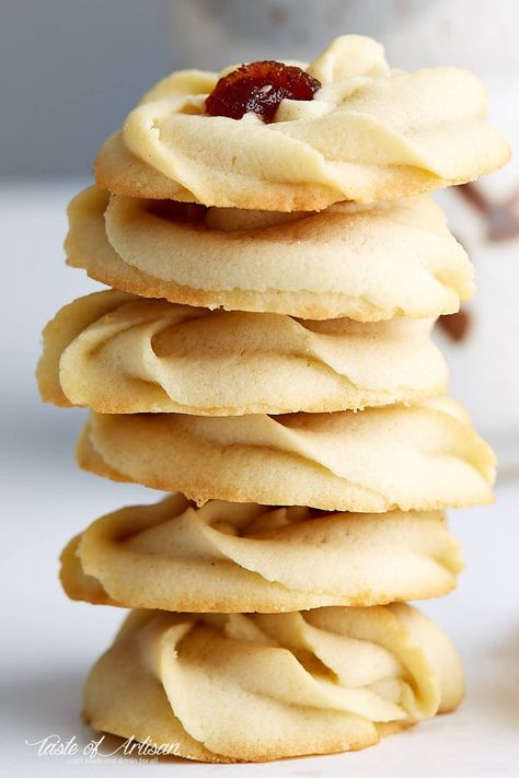 These shortbread cookies with jam are easy to make, in just 25 minutes total. The melt-in-your-mouth goodness with a drop of chewy jam in the middle. They are simply to die for. | Taste of Artisan Shortbread Cookies With Jam, Cookies With Jam, Shortbread Cookies Christmas, Christmas Shortbread, Jam Cookies, Shortbread Recipes, Butter Cookies Recipe, Biscuit Cookies, Shortbread Cookies