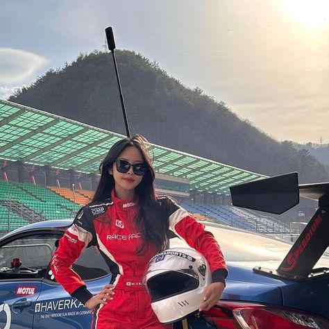 카레이서 강미지 Kang Miji 🏎 on Instagram: "New racing suit ❤️🏎️💨 💙 @hjchelmets_kr @hjc.motorsports @pcarmall_official ❤️ @motulkorea @motul 💚 @geckoracing @gecko_racing_kor 🤍 @haverkamp_wf_korea" Biker Aesthetic, Racing Girl, Clueless Outfits, Stylish Summer Outfits, Racing Suit, Future Lifestyle, March 19, Rich Girl, Fotografi Potret