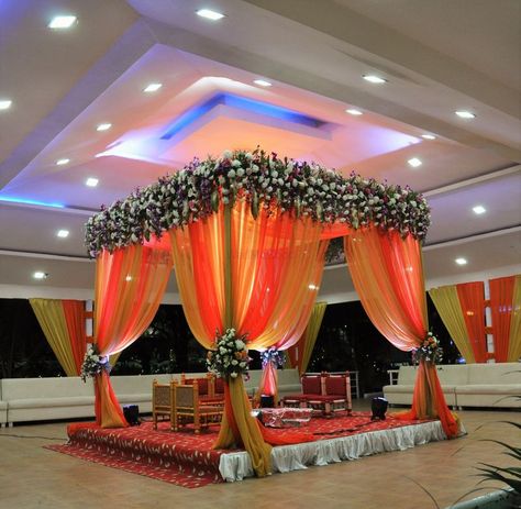 Marriage Hall Decoration, Unique Event Decor, Indian Wedding Decorations Receptions, Engagement Stage Decoration, Mandap Design, Reception Stage Decor, Simple Stage Decorations, Garland Wedding Decor, Wedding Hall Decorations