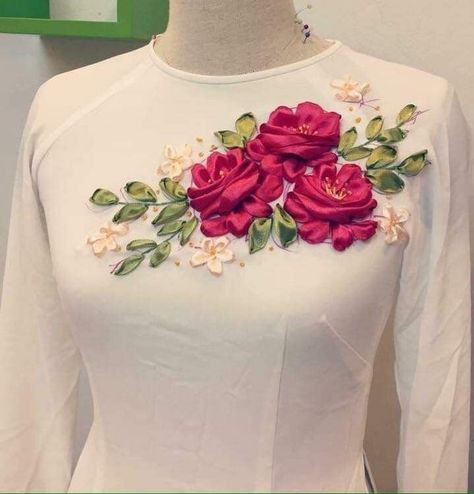 Ribbon Work Embroidery, Ribbon Embroidery Designs, Silk Ribbon Embroidery Tutorial, Rose Embroidery Pattern, Sulaman Pita, Silk Ribbon Embroidery Patterns, Ribbon Embroidery Kit, Ribbon Embroidery Tutorial, Women Floral Blouse