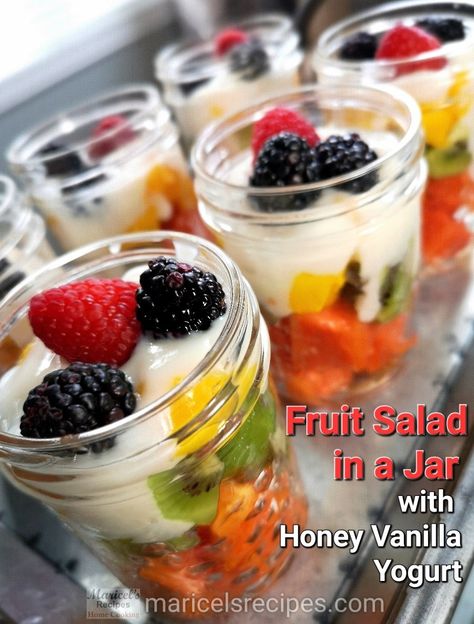 Fruit Salad With Vanilla Yogurt, Salad Mason Jar, Beach Picnic Foods, Breakfast Fruit Salad, Easy Fruit Salad, Picnic Fruit, Salad Jar Recipe, Healthy Fruit Salad, Fruit Salad Easy