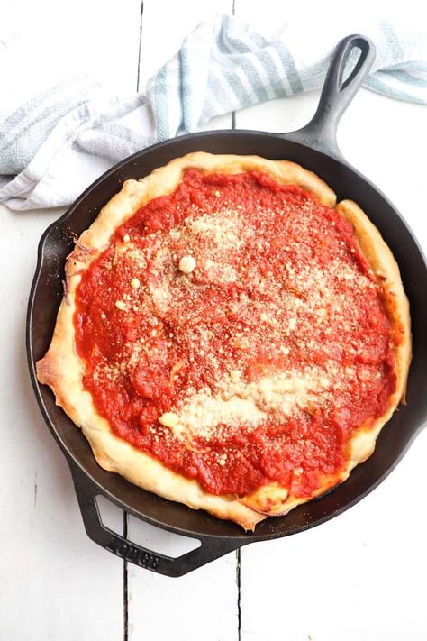 Easy Chicago Style Deep Dish Pizza (Cast Iron Skillet) - Season & Thyme Pizza Cast Iron Skillet, Deep Dish Pizza Cast Iron, Pizza Cast Iron, Deep Dish Pizza Crust, Cast Iron Pizza Recipe, Cast Iron Skillet Recipes Dinner, Pizza Toppings Combinations, Cast Iron Skillet Pizza, Chicago Style Deep Dish Pizza