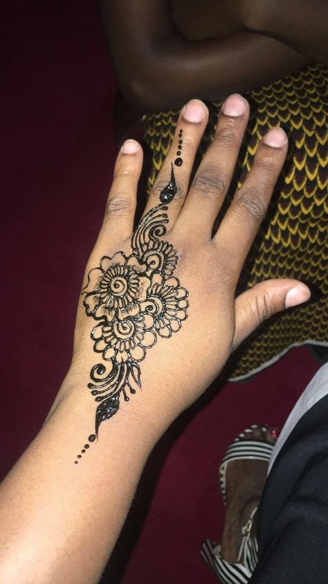 Nigerian and swahili Henna on black skin Swahili Henna Designs, Model Henne, Nigerian Henna, Henna On Dark Skin, Henna For Kids, Henna Designs Kids, Black Henna Designs, Birthday Henna, Henna Butterfly