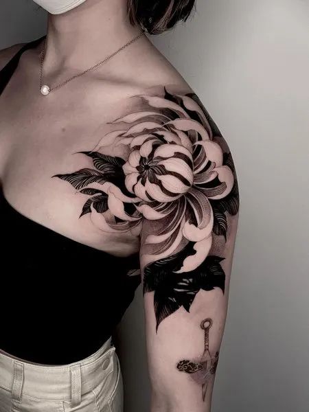 Black And White Chrysanthemum Tattoo White Outline Tattoo, Flower Tattoos Black And White, White Floral Tattoo, Big Flower Tattoos, Composition Tattoo, 3d Flower Tattoos, Chrysanthemum Tattoo Design, White Flower Tattoo, Tattoo Composition