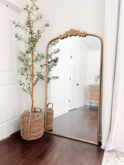 Anthropology Mirror Decor, Anthro Mirror Entryway, Anthropologie Mirror Living Room, Mallorca Decor, Anthropologie Bedroom Decor, Anthropologie Living Room Inspiration, Anthropologie Home Decor Inspiration, Anthropology Mirror, Gold Mirror Living Room