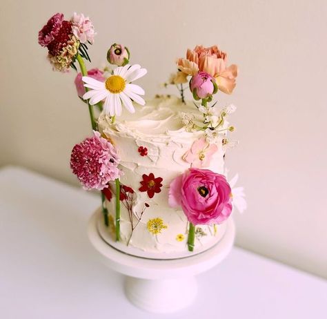 Wedding Cake Minimalist, Debut Cake, Cake Spring, Birthday Cake Stand, Sweet Table Wedding, Cake Cafe, Birthday Cake With Flowers, Simple Birthday Decorations, Fresh Flower Cake