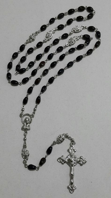 Nas Hip Hop, Black Rosary, Rock Star Outfit, Collage Outfits, Sigil Tattoo, Goth Look, Victorian Gothic, Jewelry Inspo, Piercing Jewelry