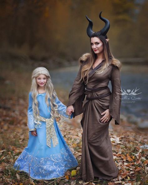 7-Year-Old Daughter And Mom Cosplay As Disney Characters, And Their Photos Are Better Than The Real Thing Mother Daughter Halloween Costumes, Mother Daughter Costumes, Characters Cosplay, Bibbidi Bobbidi Boutique, Disney Princess Cosplay, Mother Daughter Bonding, Princess Photo, Princess Cosplay, Disney Cosplay