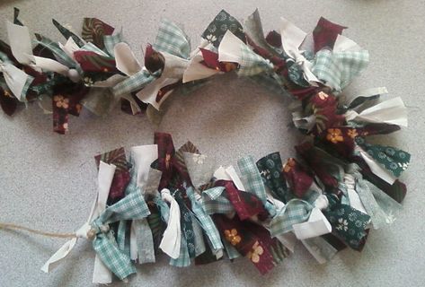 How to Make a Garland With Scrap Fabrics -- via wikiHow.com Diy Fabric Garland, Make A Garland, Country Christmas Trees, Rag Garland, Tie A Knot, Fabric Garland, Navidad Diy, Diy Garland, Country Crafts