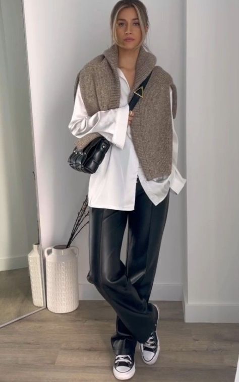 Lederhosen Outfit, Adrette Outfits, Look Zara, Leather Pants Outfit, Mode Zara, Looks Street Style, Looks Black, Mode Inspo, Looks Chic