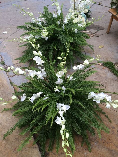 Fern Flower Arrangements Wedding, Ferns With Flowers Wedding, Plant Centerpieces Wedding, Fern Backdrop, Fern Centerpiece Wedding, Fern Arrangements, Wedding Ferns, Fern Wedding Decor, Fern Centerpiece