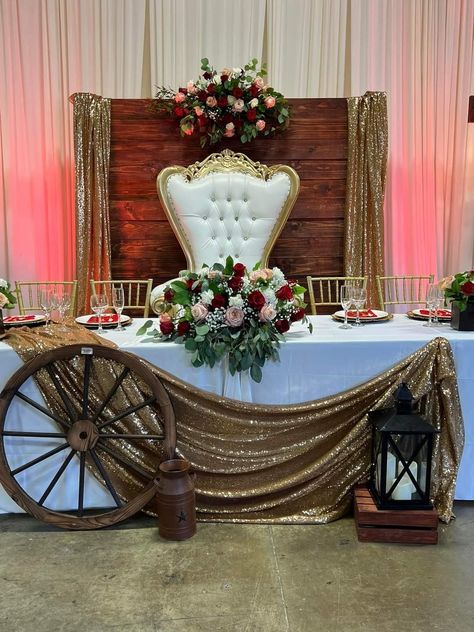 Quince Decorations Cowgirl, Quinceanera Vaquero Theme, Barn Quinceanera Decorations, Elegant Western Quinceanera, Western Quinceanera Ideas Centerpieces Table Decorations, Red Quince Theme Vaquera, Charro Quinceanera Main Table, Quinceanera Ranchera Ideas, Quinceañera Charra Decorations