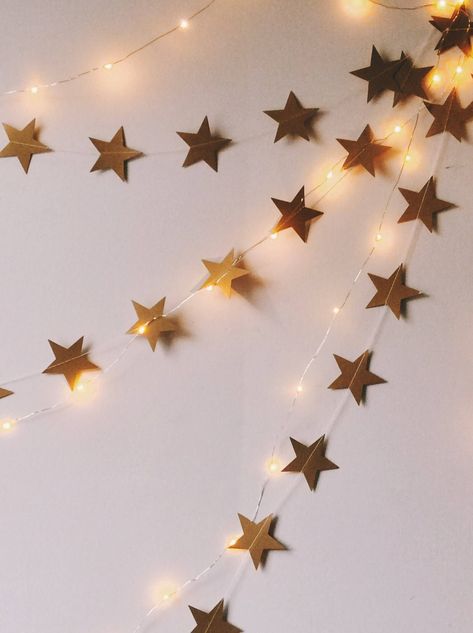 Diy Girlande, Temporary Decorating, Diy Christmas Garland, Bedroom Christmas, Party Girlande, Hanging Stars, Childs Bedroom, Star Paper, Star Garland