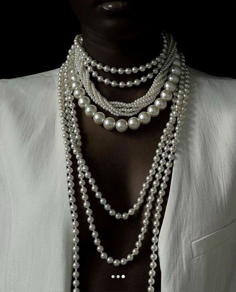 Wearing Pearls, Jewelry Lookbook, Jewelry Photography, Fabulous Jewelry, Dream Jewelry, Jewelry Inspo, Stylish Jewelry, Mode Inspiration, Mode Style