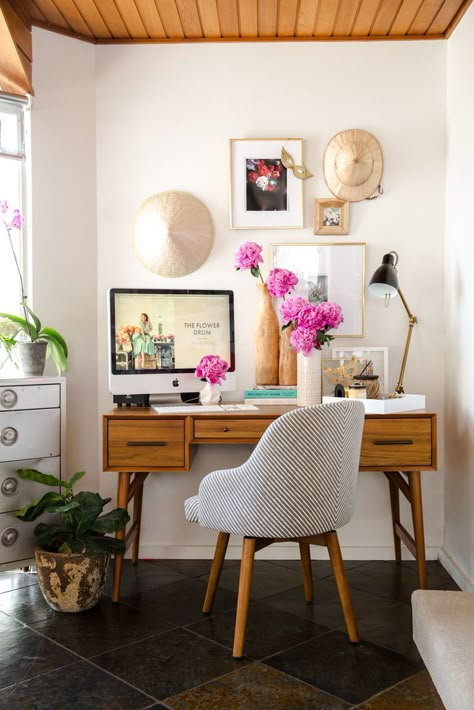 Take inspiration from the workspace makeovers of these 3 stylish Aussies! Apartemen Studio, Små Rum Lidt Plads, Hiasan Dalaman Rumah, Reka Bentuk Dalaman, Gallery Frames, Mid Century Desk, Work Spaces, Workspace Inspiration, Bureau Design