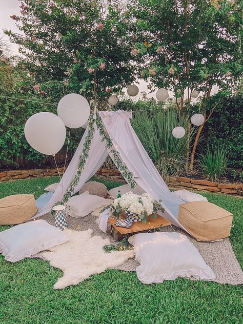 Picnic Spot Aesthetic, Diy Picnic Tent, Outdoor Picnic Setup, Picnic Setup Ideas, Picnic Party Decor, Toddler Picnic, Graduation Party Picture Display, Picnic Tent, Tent Picnic