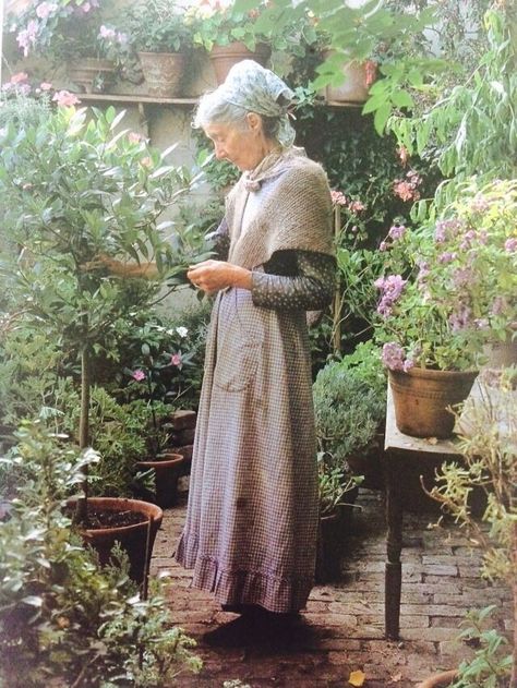 Tasha Tudor Lifestyle, Old Lady Aesthetic, Old Woman Aesthetic, Books By Women, French Cottage Garden, British Cottage, Tasha Tudor, The Most Beautiful Woman, In Her Garden