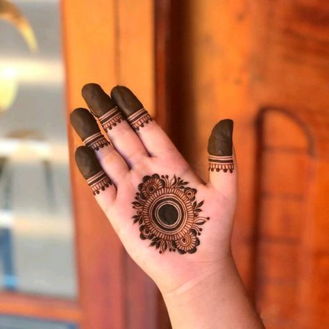 Mehandi Designs Circular, Minimal Mehendi Designs Palm Easy, Heena Mehendi Designs For Small Hands, Baby Mehedi Degins, Short Hand Mehndi Designs Easy, Short Mendhi Design Front Hand, Children Mehndi Design, Mehndi Designs For Children, Circular Mehndi Designs