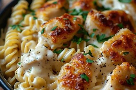 Creamy Garlic Parmesan Chicken Pasta Bake - recipestasteful Creamy Garlic Parmesan Chicken Pasta, Creamy Garlic Parmesan Chicken, Garlic Parmesan Chicken Pasta, Parmesan Chicken Pasta, Creamy Garlic Parmesan Sauce, Baked Garlic Parmesan Chicken, Chicken Pasta Casserole, Garlic Parmesan Pasta, Chicken Parmesan Pasta