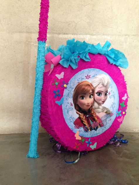 Frozen pinata Pinata Elsa, Pinata Frozen, Round Pinata, Frozen Pinata, Pinatas Ideas, Frozen Centerpieces, Princess Pinata, Frozen Birthday Party Cake, Birthday Pinata