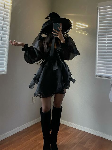 Cute Witch Outfits Halloween Costumes, Classic Witch Costume Vintage Halloween, Witches Diy Costume, Corset Witch Outfit, Cute Halloween Costume Aesthetic, Witch Costumes For Women Aesthetic, The Best Halloween Costumes For Women, Witch Costume Black Women, Halloween Costumes Witches Women's