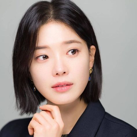 Lim Semi, Women Bob Haircut, Square Bob, Haircuts Designs, Asian Bob Haircut, Above Shoulder Length Hair, Kdrama Actress, Classic Bob Haircut, Graduated Bob Haircuts